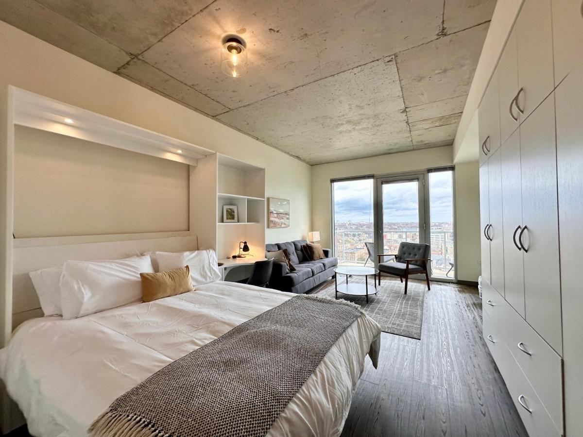Luxury East Side Studio Apt Near Brady St with Balcony - Bed and Breakfast