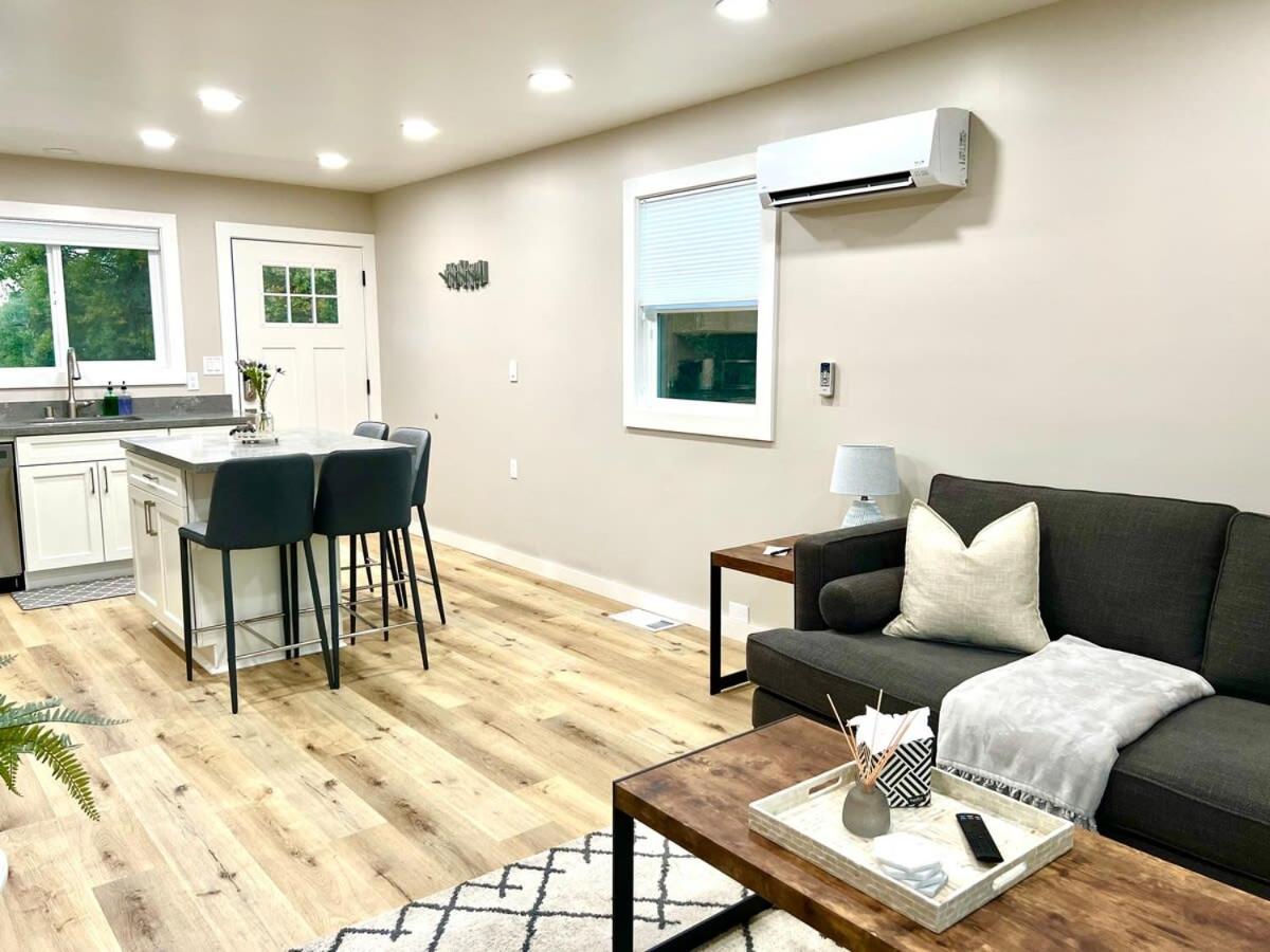 Charming 1BR Guesthouse w Modern Comforts - Bed and Breakfast