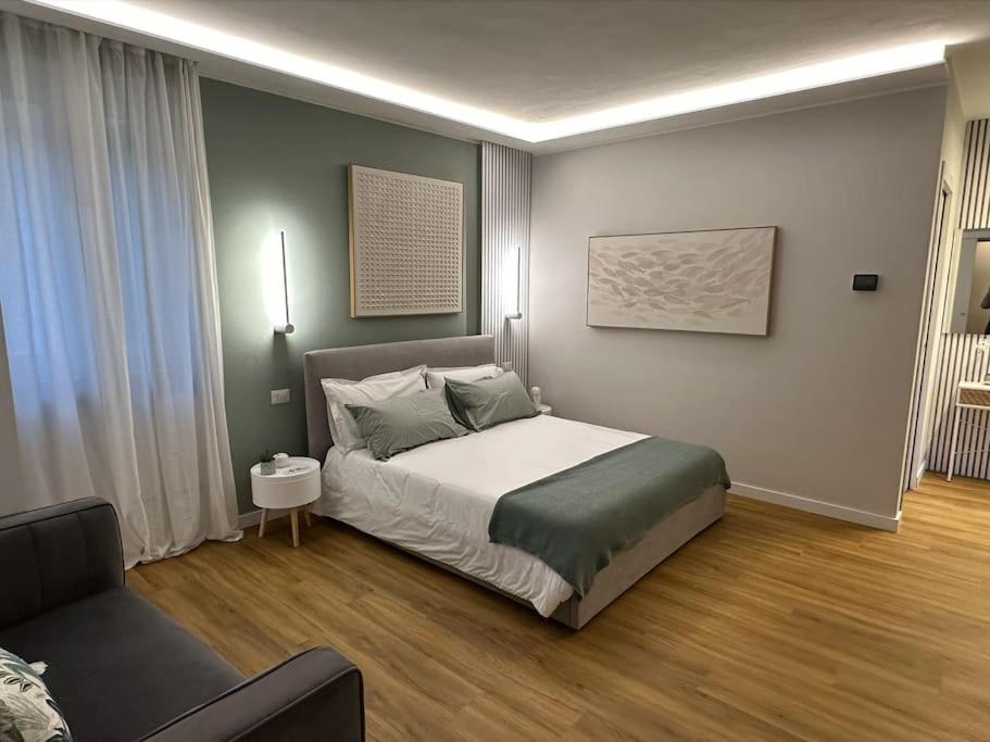 The Captain's Apartments ZEPHYR- CITY CENTER Leonardo Academy - Chambres d'hôtes Sesto Calende
