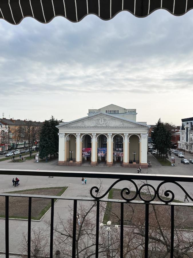 B&B Poltava - Апартаменти VIP з видом на Театр - Мережа HELEN - Bed and Breakfast Poltava