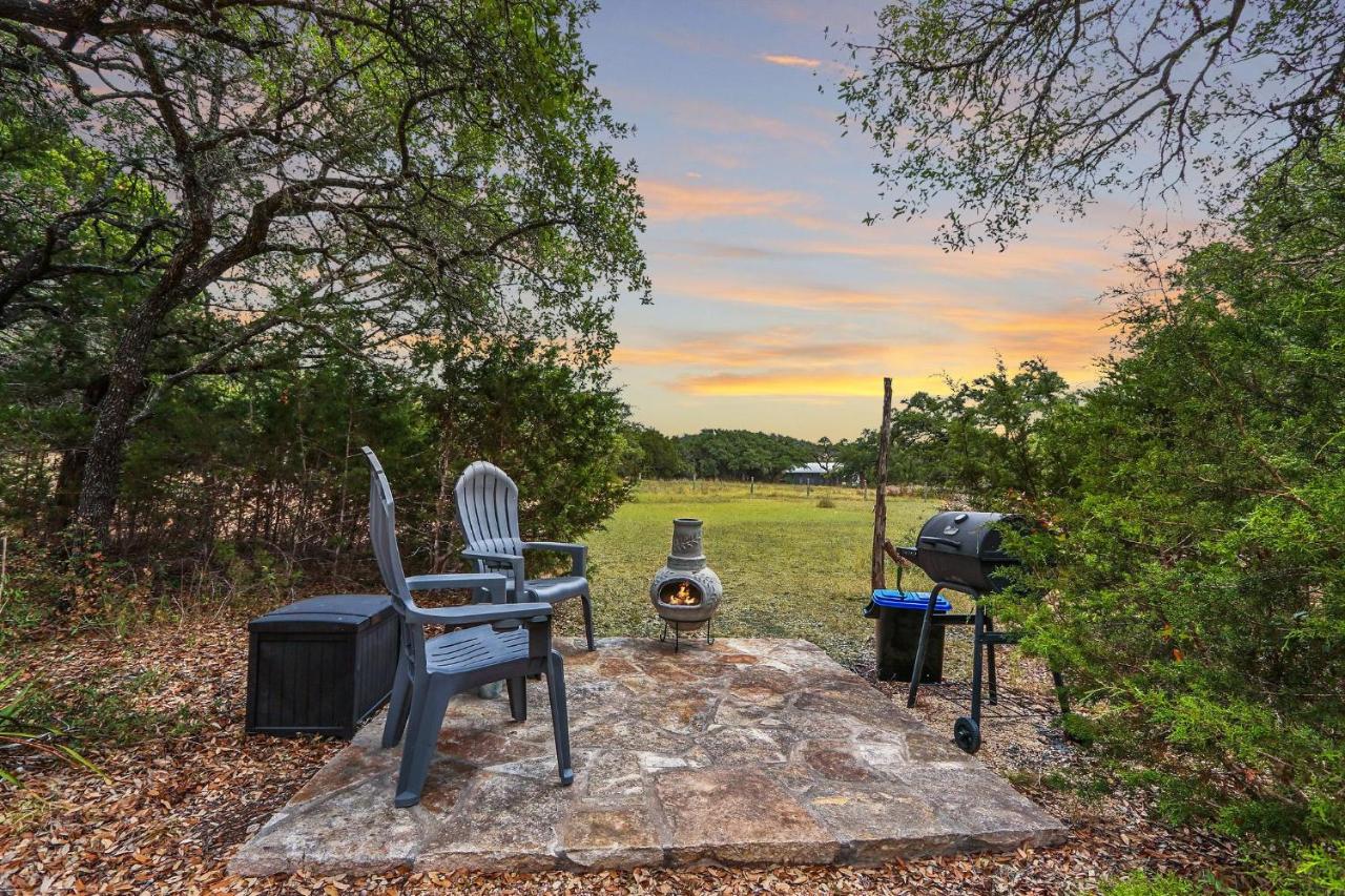 B&B Wimberley - Cabins at Flite Acres- Coyote Cabin - Bed and Breakfast Wimberley