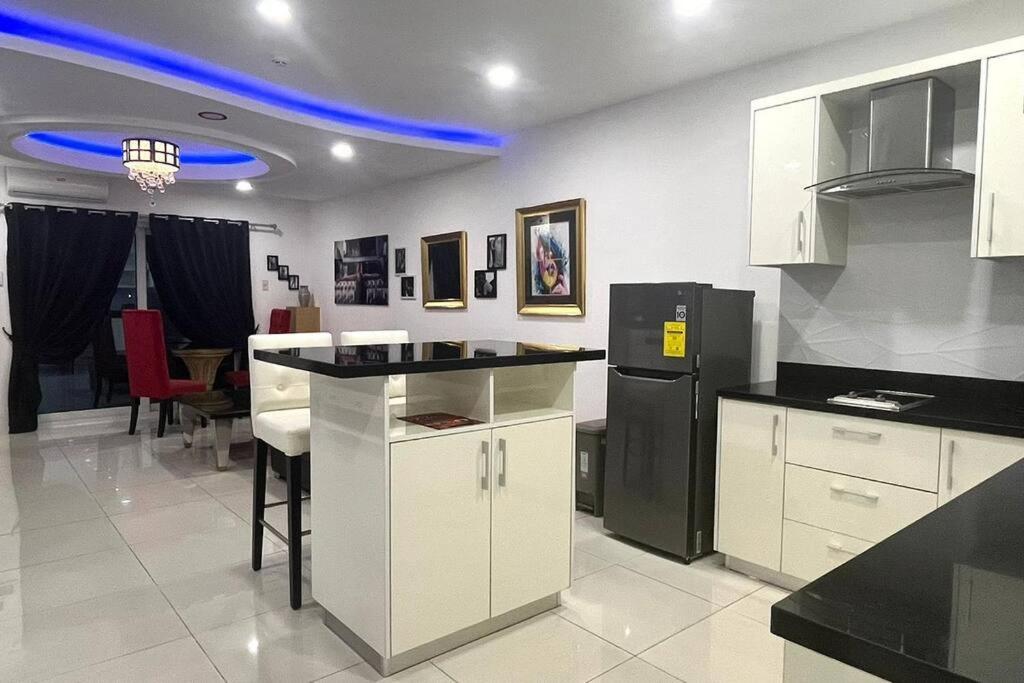 Sheryll Escapes - Kandi Palace 9 floor, 1BR! Housekeeping, Netflix! - B&B Angeles City
