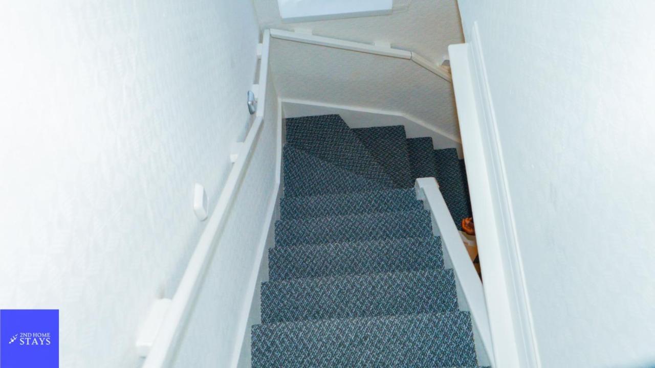 2ndHomeStays-Dudley-Suitable for Contractors and Families, Parking available for 3 Vans, Sleeps 12 - Chambres d’hôtes Dudley