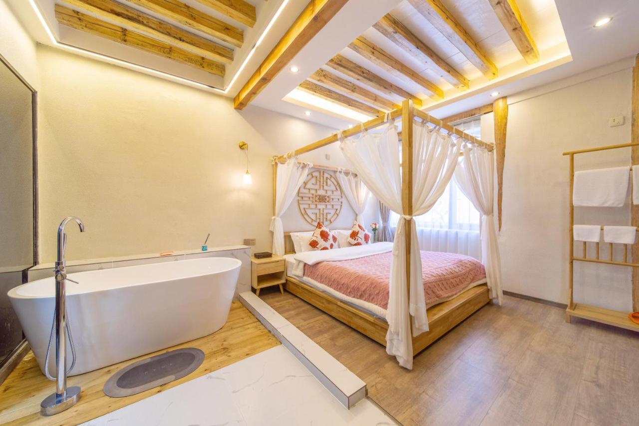 Bathtub King Room