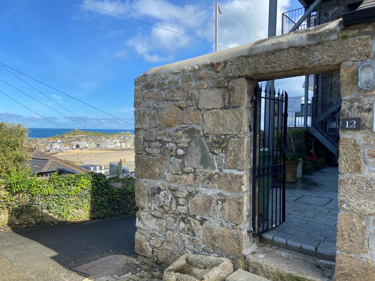 THE STONES a beautifully presented PRIVATE APARTMENT with far reaching VIEWS Over ST IVES HARBOUR and BAY and FREE ONSITE PARKING for LARGER GROUPS book along with our Connecting TWO SISTER APARTMENTS - Bed and Breakfast