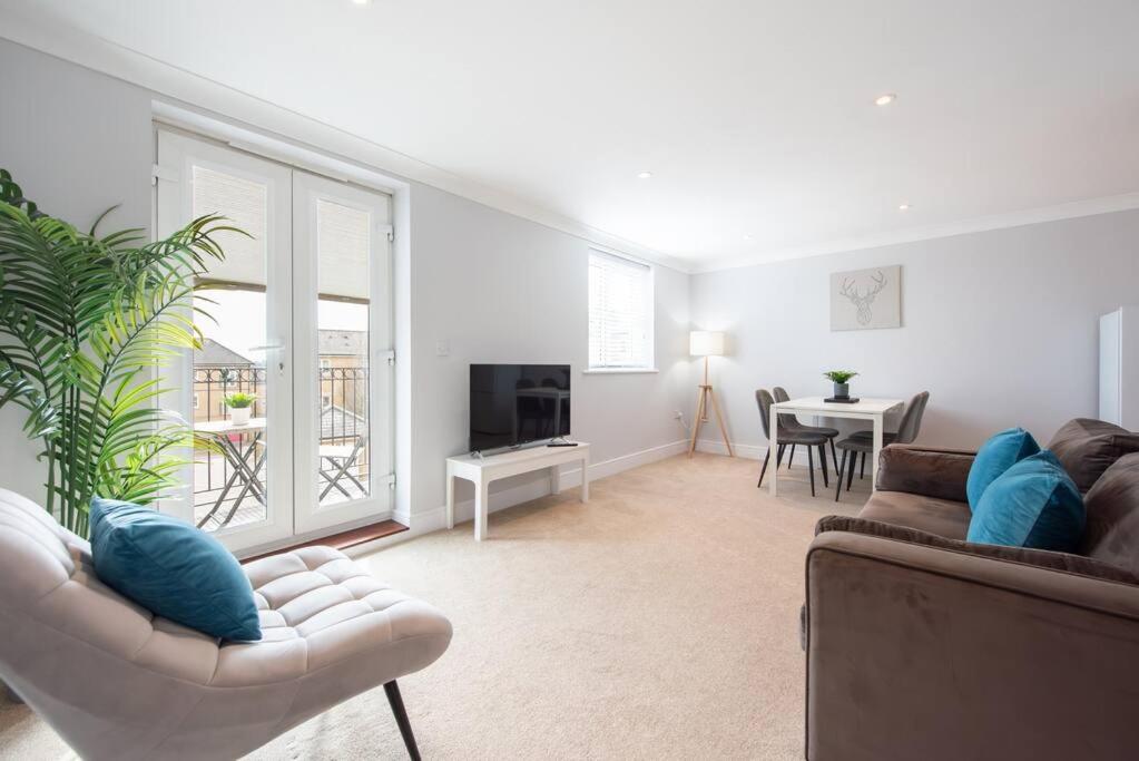 Space Apartments - Colchester -TwoBed TwoBath Flat with Balcony - B&B