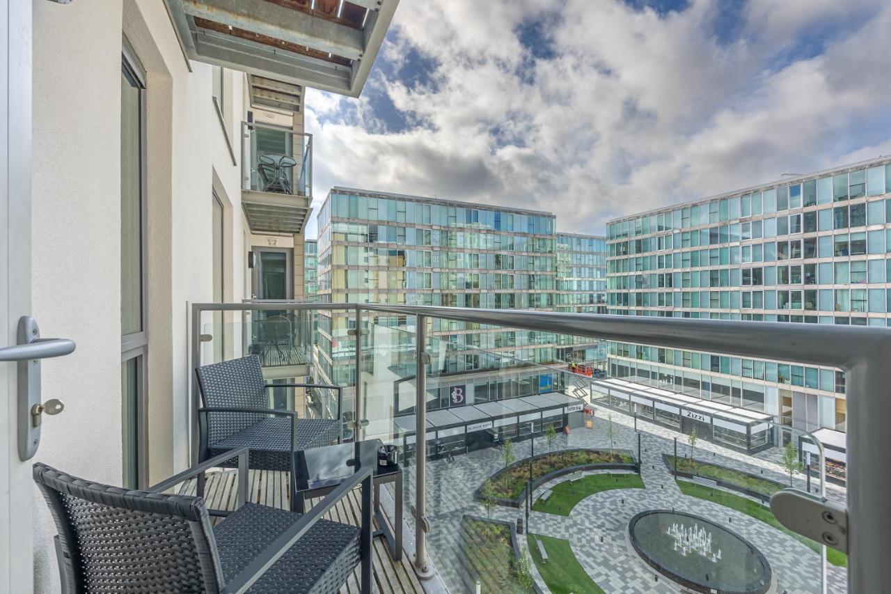 Stunning City Centre Apartment with Balcony, Free Parking, Fast Wifi and SmartTVs by Yoko Property - Ferienwohnung