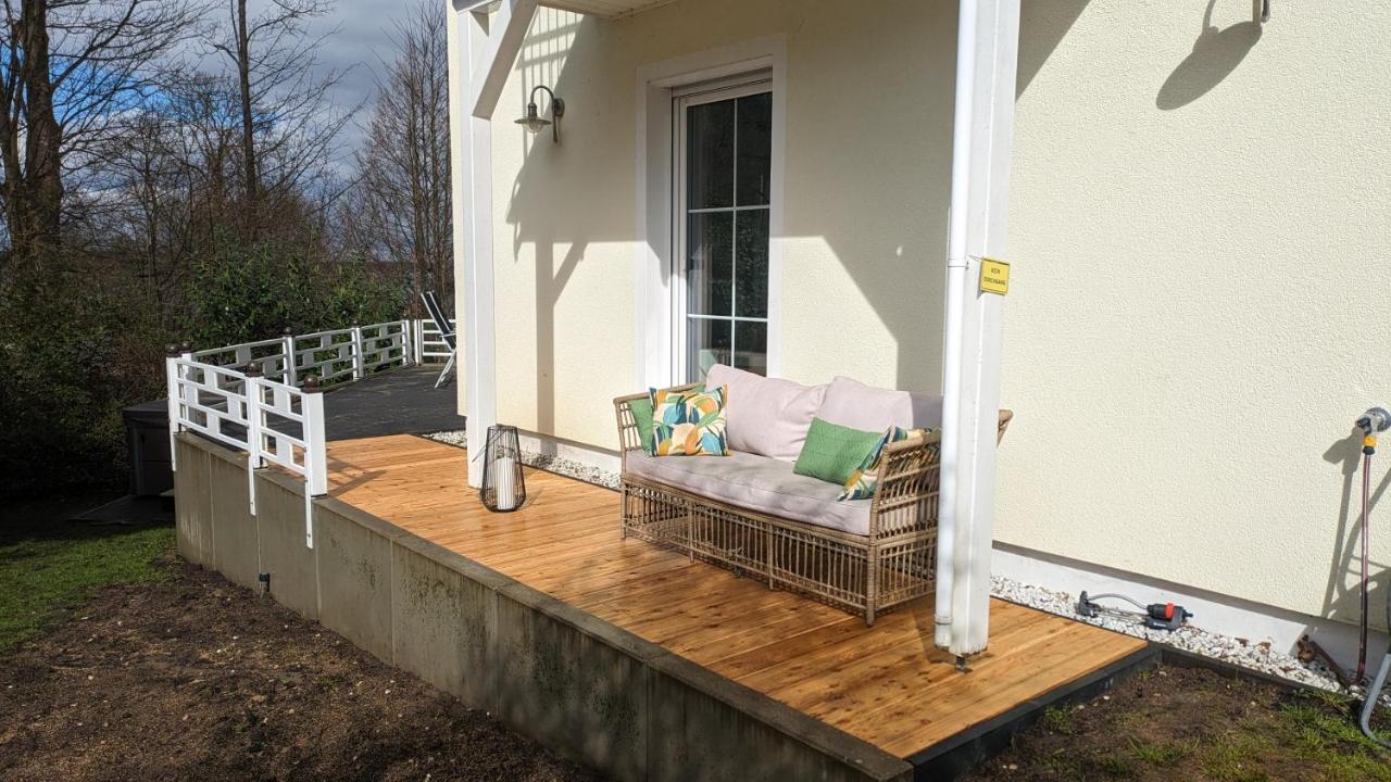 FLEESENTRAUM Seevilla Kormoran - Direkt am Fleesensee - Familien und Aktivurlauber - Whirlpool Sauna Garten Nintendo - SUP Kanu Kajak inklusive - Urlaub mit Hund! - Chambres d'hôtes Göhren-Lebbin