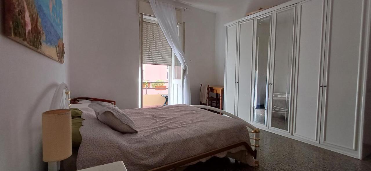 Zimmer mit Kingsize-Bett und Balkon