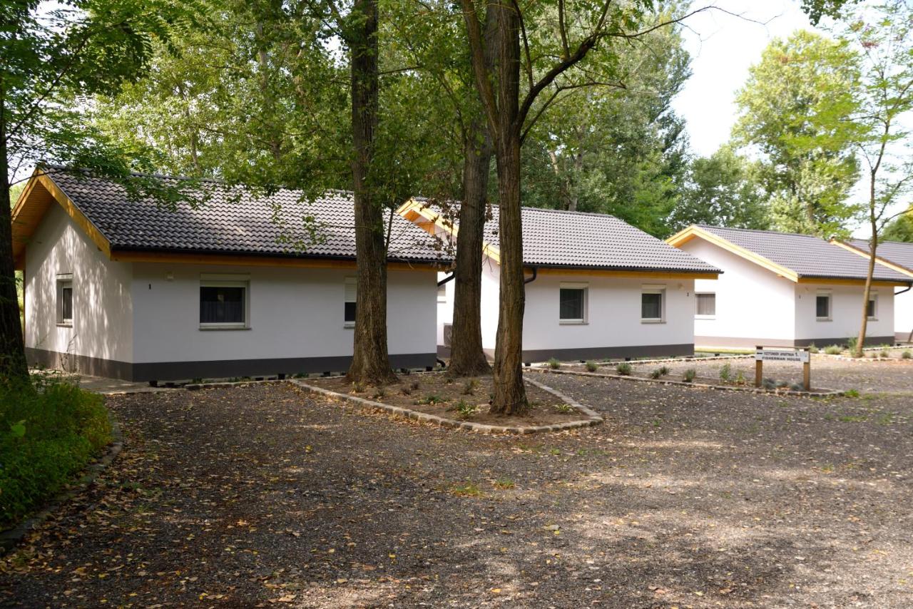 Vízitündér Pihenőpark Apartmanok - Ferienwohnung Újhartyán
