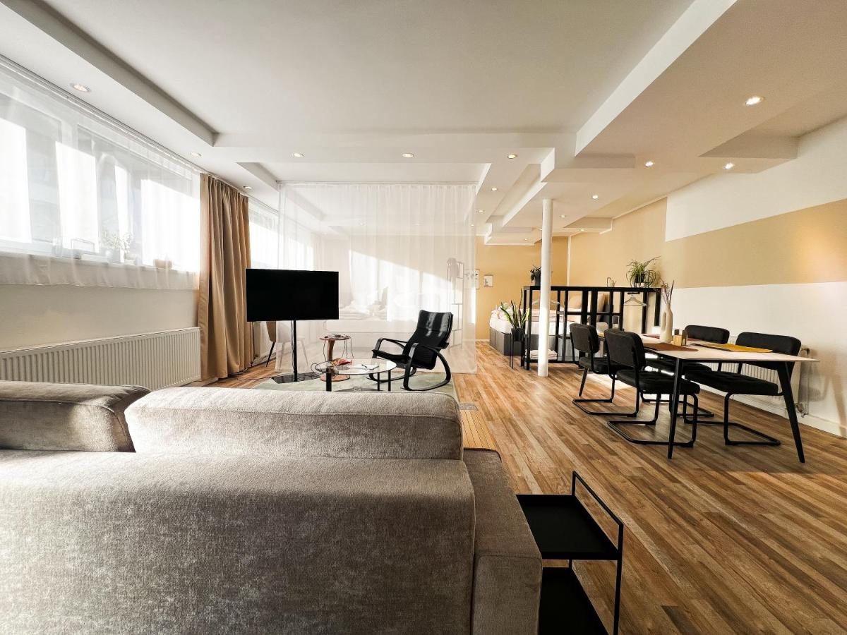 Deluxe Studio