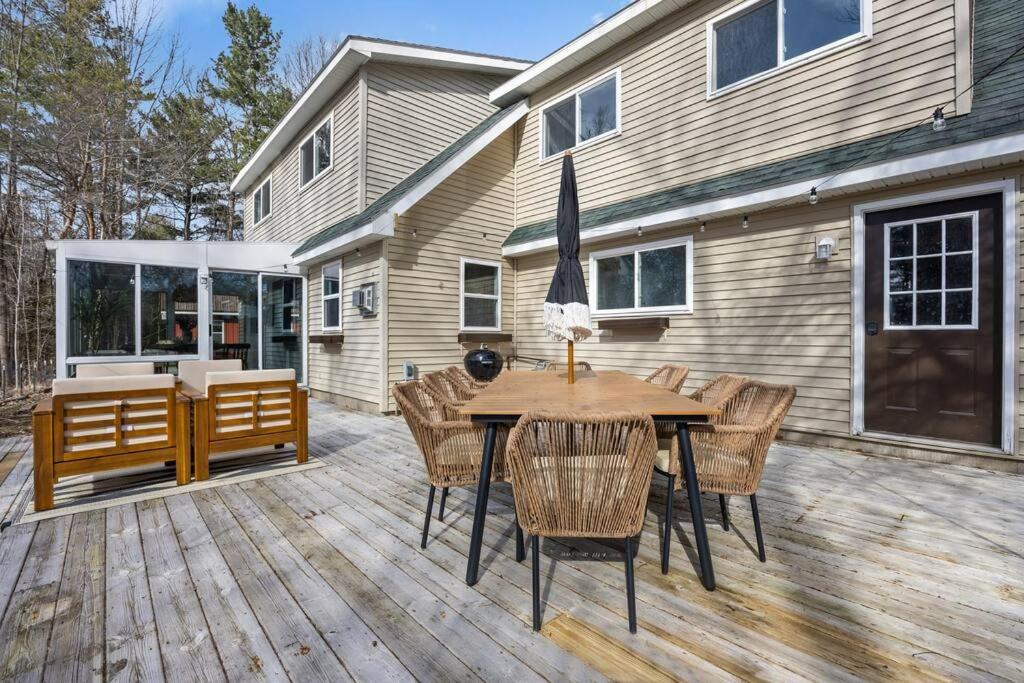 Lakefront Retreat, Mins to Dtown, Firepit, Hot Tub, Pet friendly! - Chambres d’hôtes Charlevoix