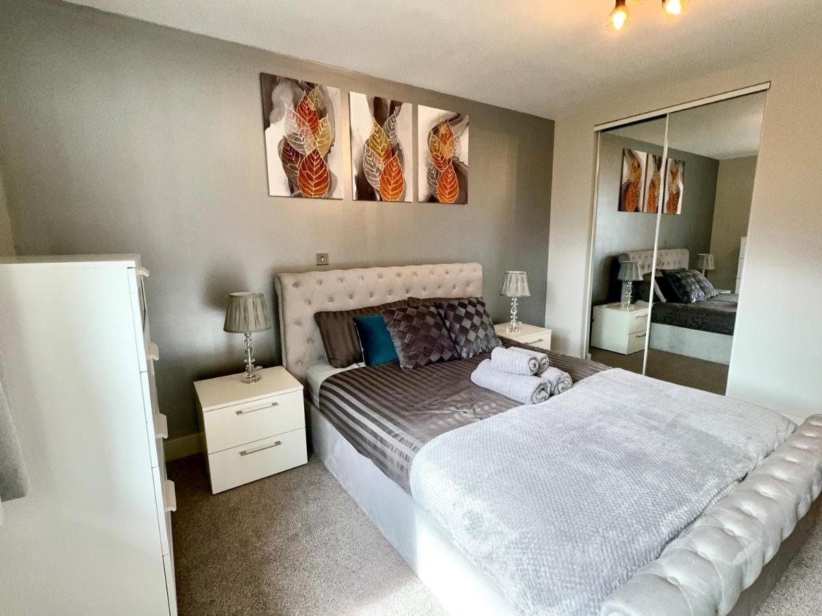 Bright & Spacious-Secured flat near slough station - B&B