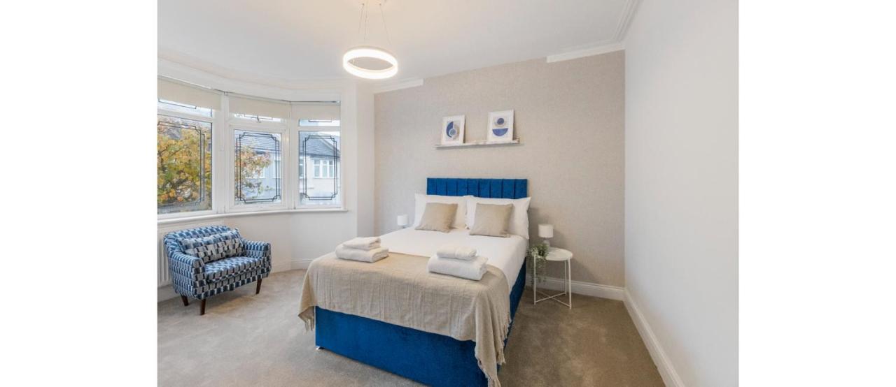 B&B Southend-on-Sea - Essex Vibes: Modern, Funky, & Spacious 4-Bed House - Bed and Breakfast Southend-on-Sea