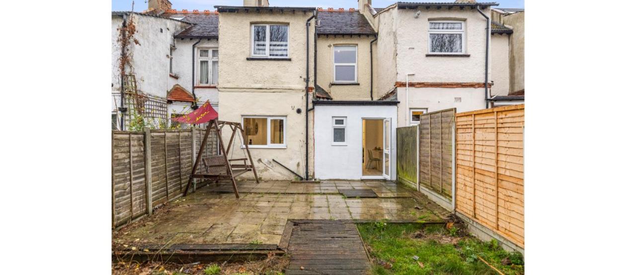 Essex Vibes: Modern, Funky, & Spacious 4-Bed House - B&B