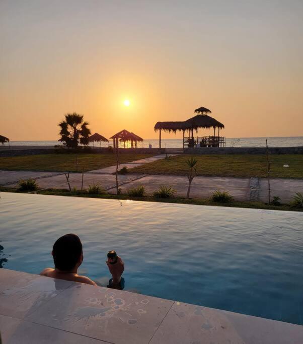 Espectacular casa frente al mar 1era fila con piscina privada - B&B