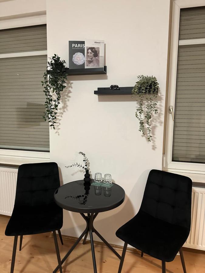 Tweepersoonskamer met 2 Aparte Bedden en Gedeelde Badkamer
