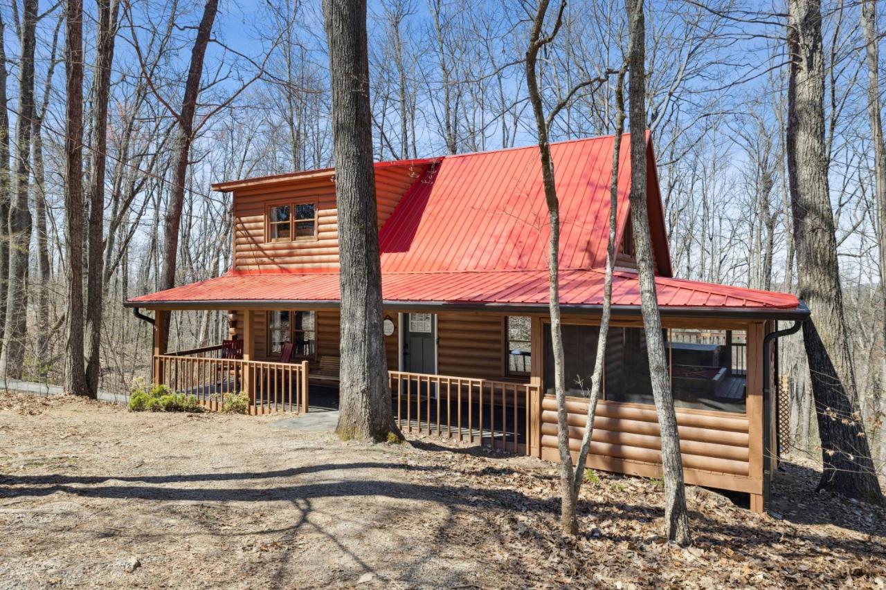 Cozy family friendly Cabin with hot tub, near Gatlinburg, Pigeon Forge, Dollywood - Chambres d'hôtes Sevierville