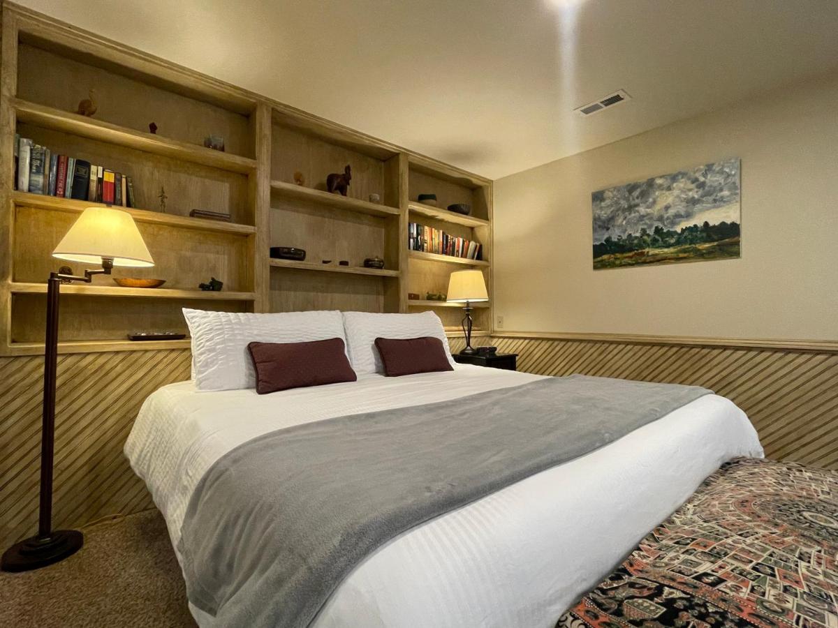 Couples Retreat with Hot Tub, Sauna and Steam Room - B&B Fort Collins