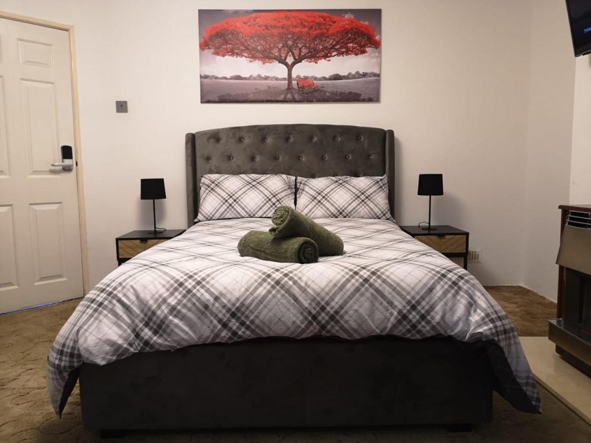 B&B Luton - MossBank House Luton Airport - Bed and Breakfast Luton