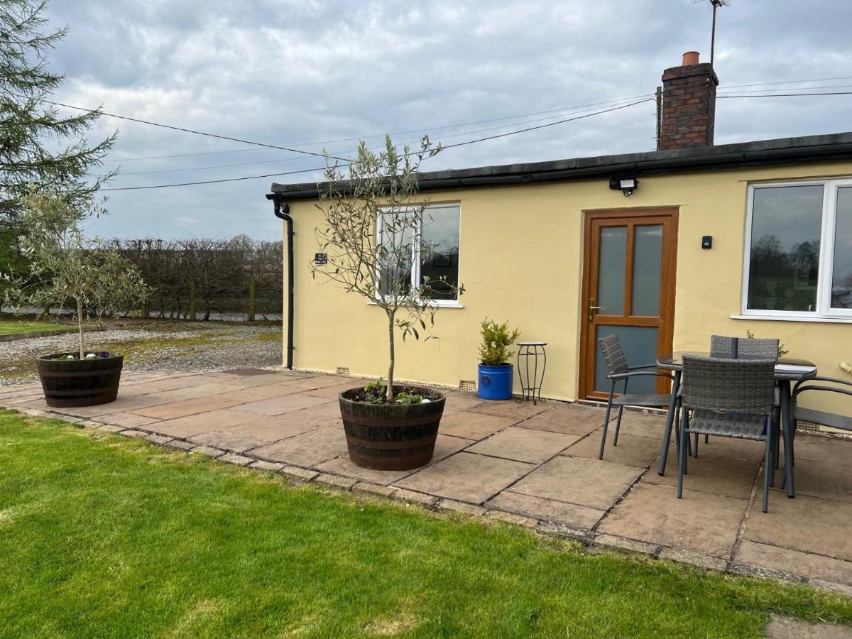 B&B Crewe - Yew Tree Bungalow, Onneley, Cheshire - Bed and Breakfast Crewe