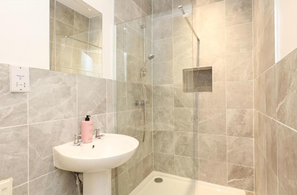 Spacious Ensuite Room with Charming Bay Window - B&B