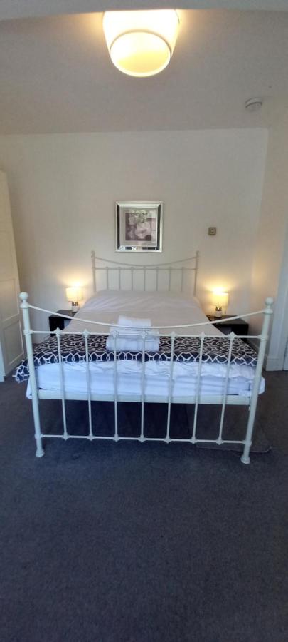 Spacious Ensuite Room with Charming Bay Window - B&B Sheffield