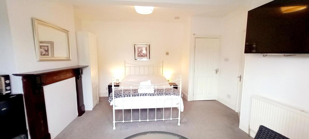 B&B Sheffield - Large, Private Ensuite, Bay Window Room. - Bed and Breakfast Sheffield