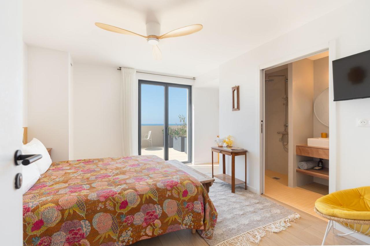 Kamer met Queensize Bed en Uitzicht op Zee