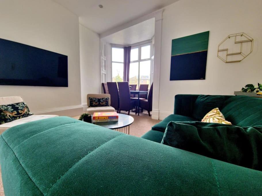 The Stray adjacent, Interior-Designed 2-bed Apartment- Luxury - B&B