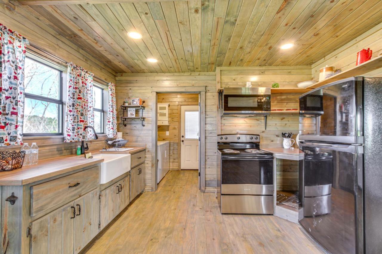 Cozy Mississippi Cabin w/ Covered Porch & Grill! - Chambres d'hôtes Glens