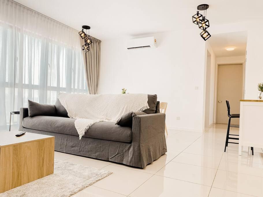 Muji Design Spacious Family 3R3B @ IOI Resort City - B&B