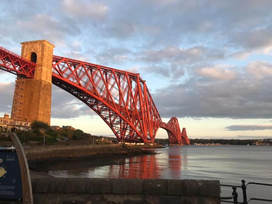 Heron House: The Forth Rail Bridge Cottage - Bed and Breakfast North Queensferry