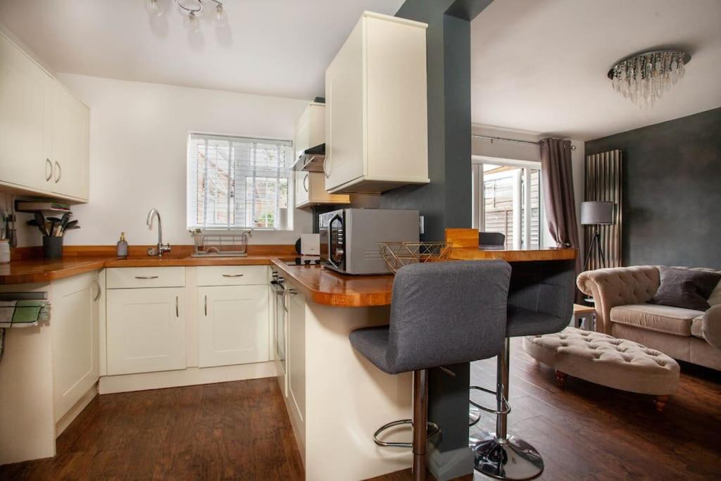Three Bedroom House, Driveway, Bracknell Centre - Ferienwohnung Bracknell