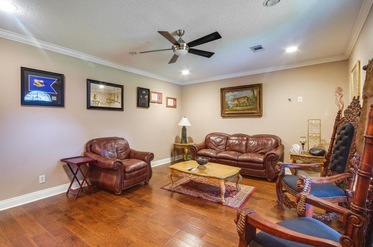 Homey Greenwood Getaway with Patio and Backyard - Ferienwohnung