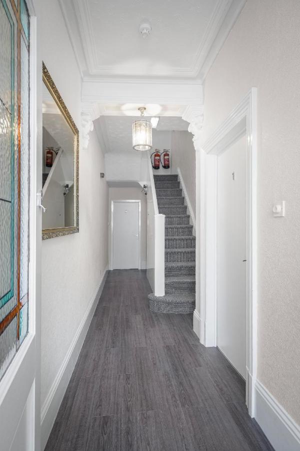 BARTON BEACHSIDE - Comfort OneBedroom Apartment, Double & Sofabed - Central Beach & Promenade Location - Over 21's, Family Friendly Only, ID Required, Stairs Access - Chambres d'hôtes Blackpool