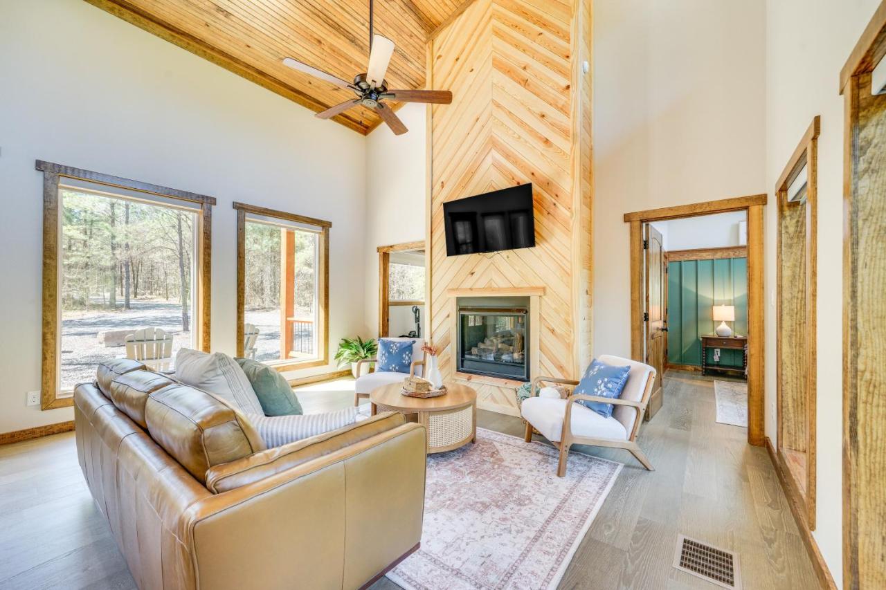 Broken Bow Cabin about 5 Mi to State Park with Hot Tub! - B&B