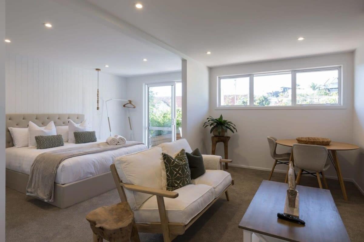 B&B Auckland - Luxury Apart, Balcony & Seaviews, Full Laundry, Kitchen & Heat Pump - Bed and Breakfast Auckland