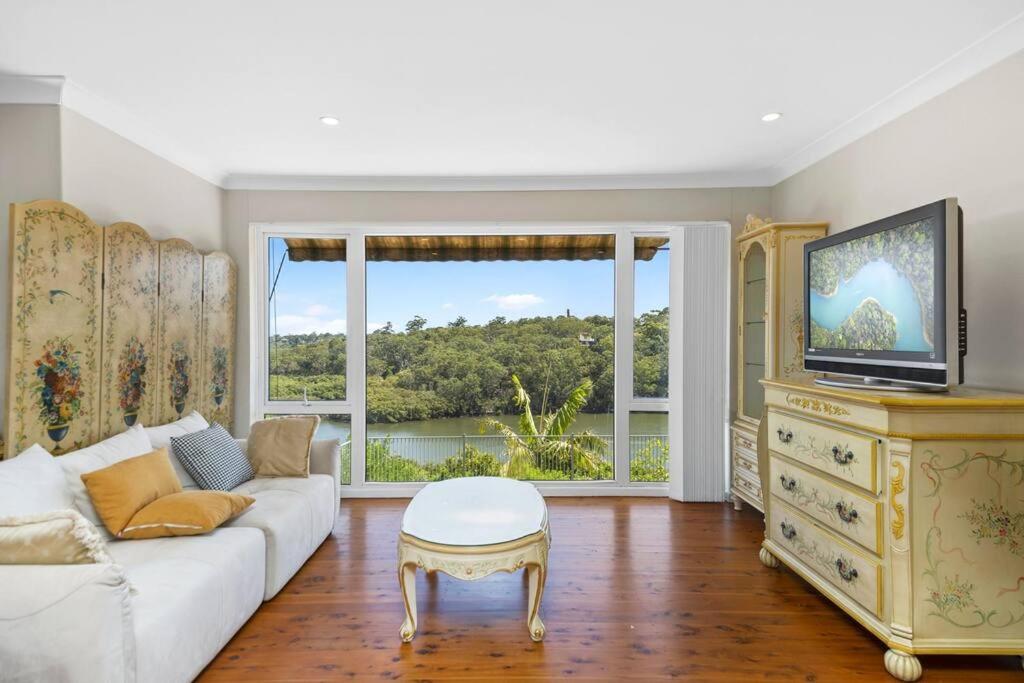 River View Oasis: Spacious 3-Bed House with Pool - B&B