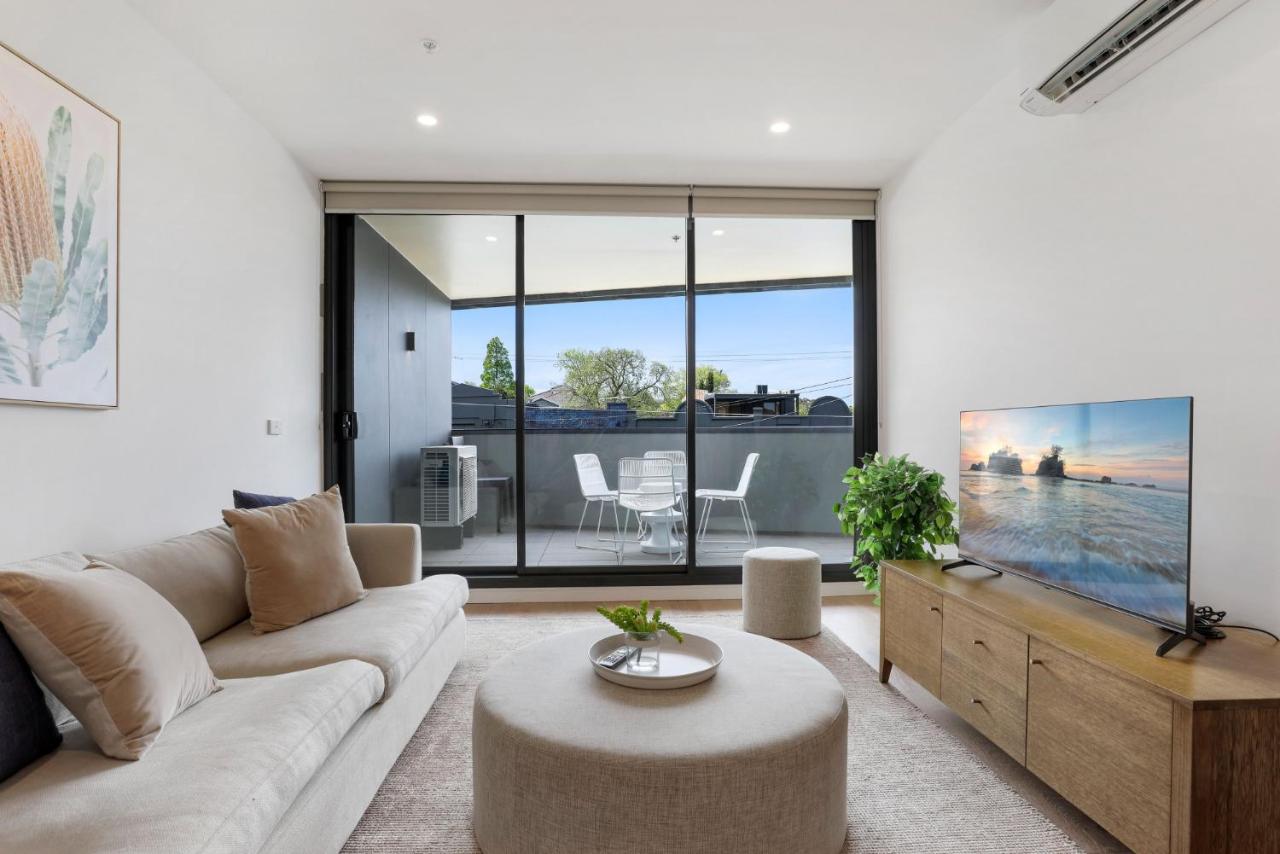 B&B Melbourne - Sleek 2 Bedroom Apartment with Stunning Alfresco - Bed and Breakfast Melbourne