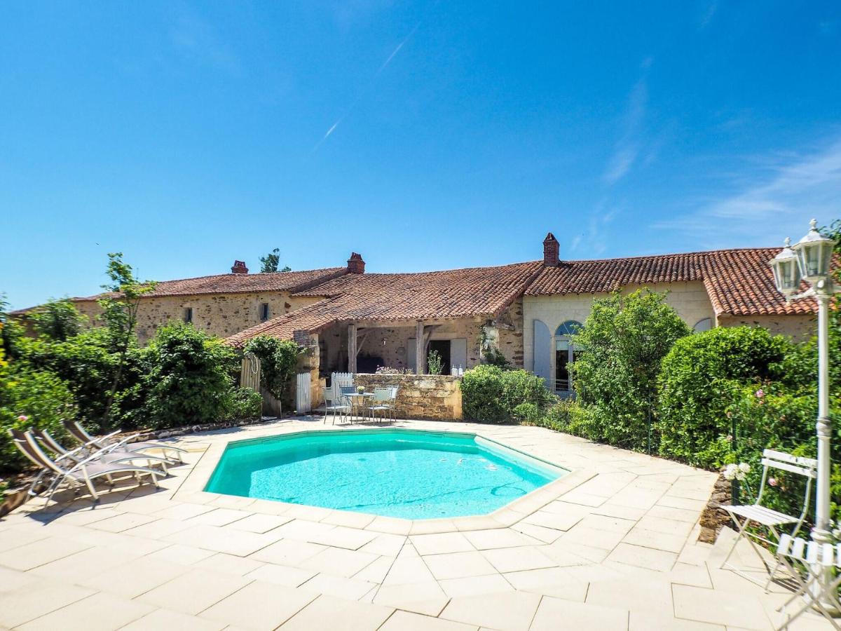 B&B La Chapelle-Thémer - Holiday Home in Saint Laurent de la Salle with Pool - Bed and Breakfast La Chapelle-Thémer