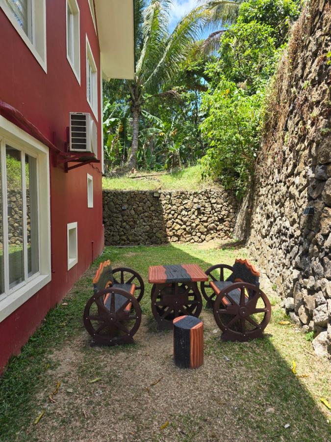 Minimalist inspired- A1 Courtyard Canyon Woods Tagaytay - B&B Lemery