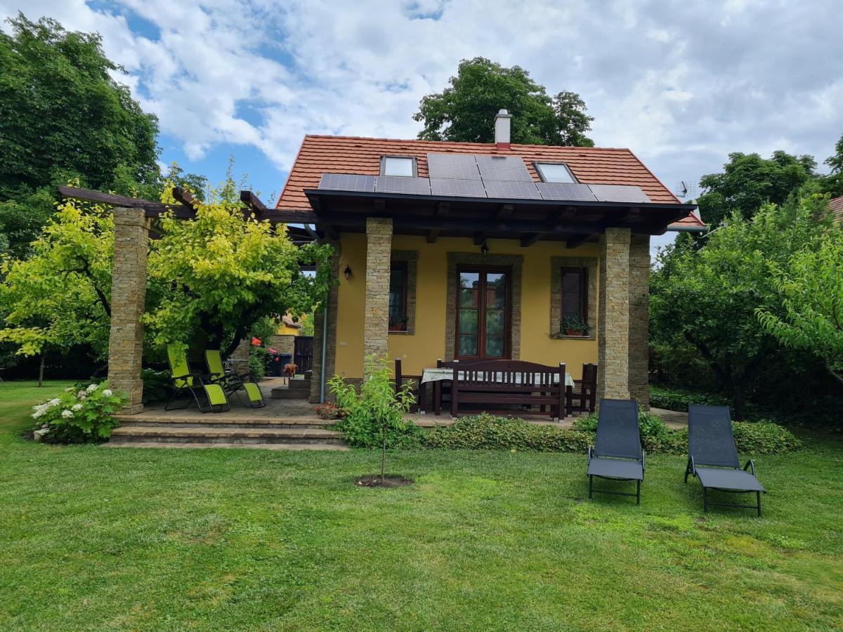 Duzzogó Vendégház Agárd - B&B