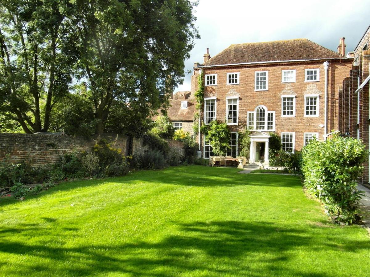 B&B Chichester - Large 8 Bedroom Georgian House in Central Chichester with Parking - Great for Celebrations! - Bed and Breakfast Chichester