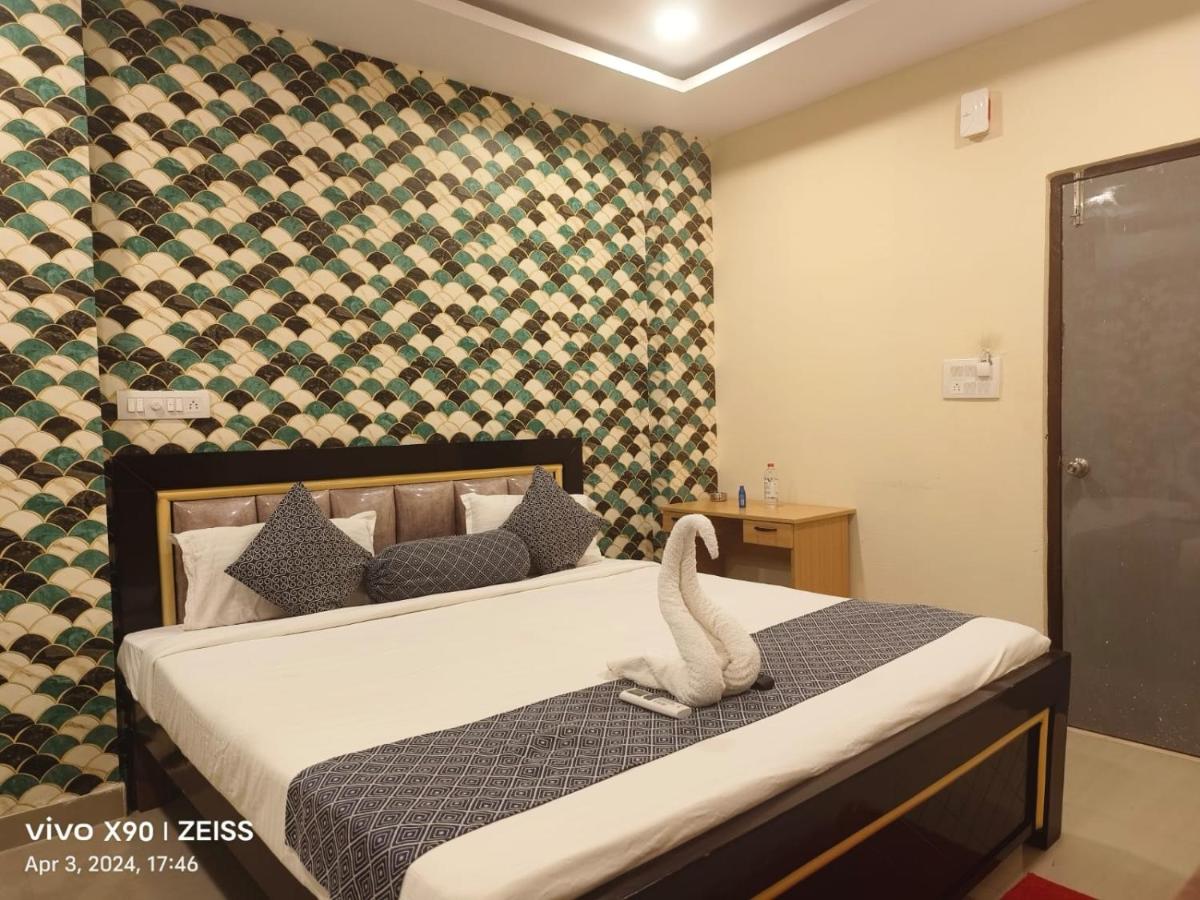 B&B Shamshabad - HOTEL SANTHOSH DHABA SUITES-NEAR AIRPORT Zone - Bed and Breakfast Shamshabad