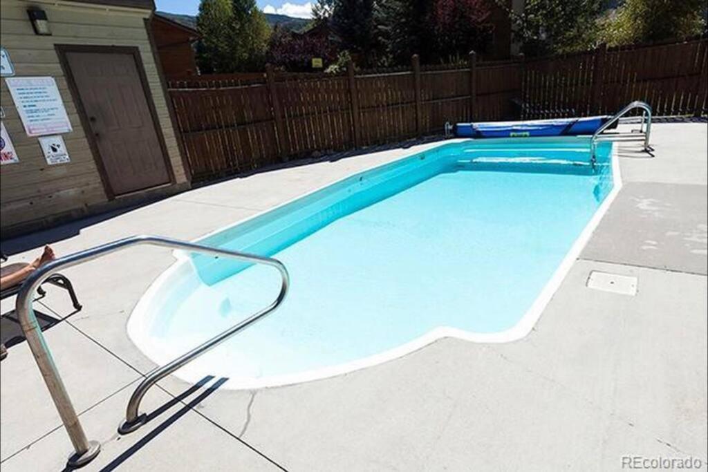 Mountainside Condo King Bed, Two Hot Tubs, Fireplace, Pool , on the Free Bus Route - B&B