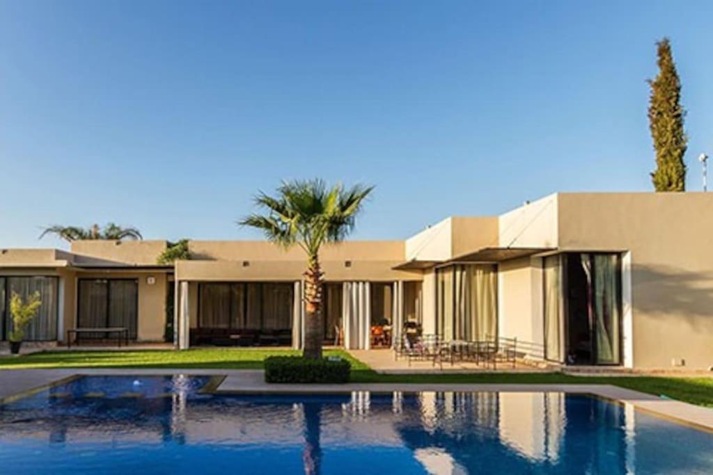 Villa 751, Villa d'architecte, cuisinière, piscine chauffée et services - B&B