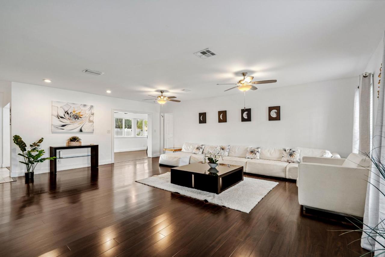 Gorgeous open concept 4 BR with heated pool and lounge area - B&B Fort Lauderdale