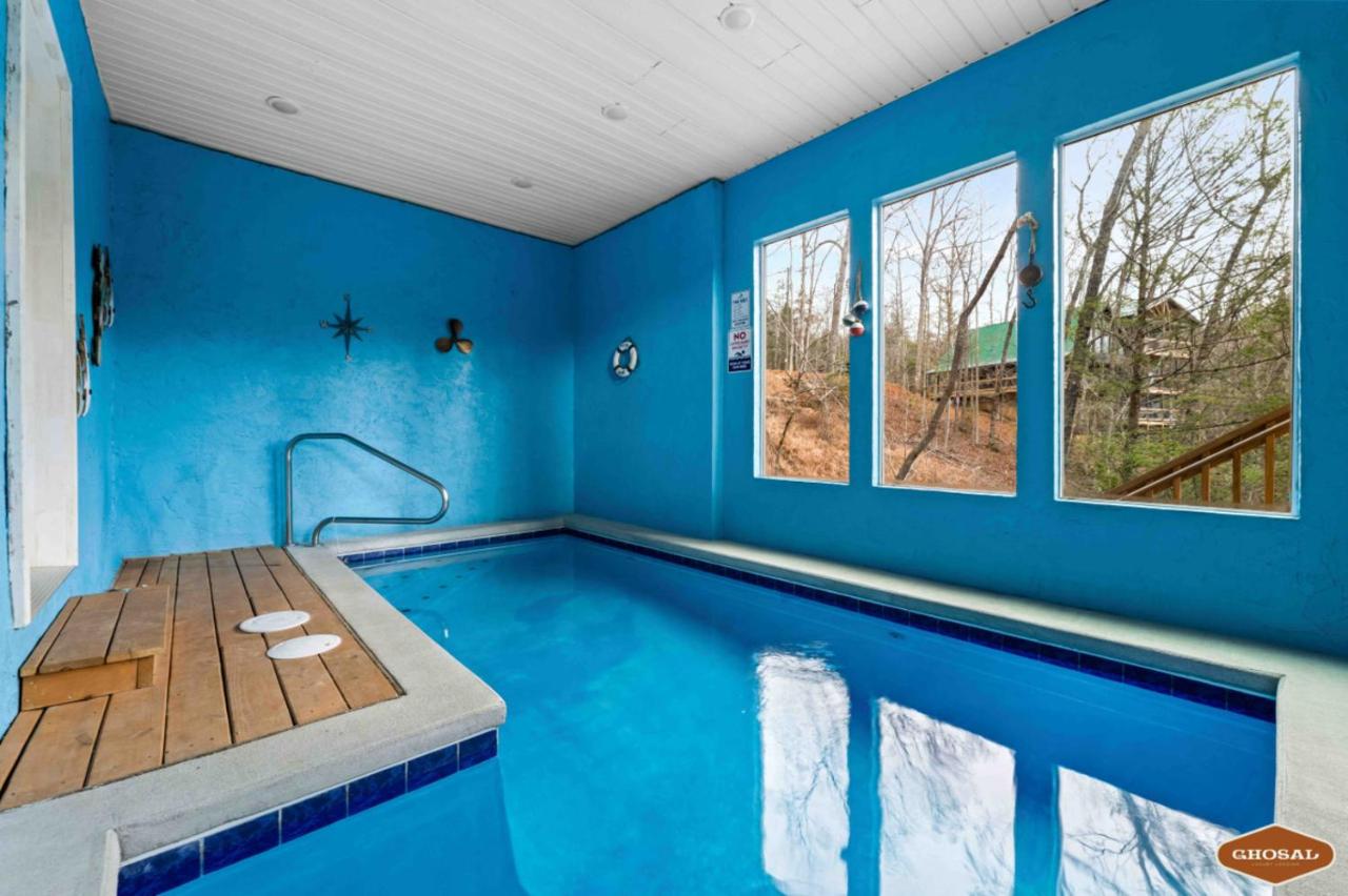 B&B Gatlinburg - Luxe Mountain Pool Escape by Ghosal Luxury Lodging - Bed and Breakfast Gatlinburg