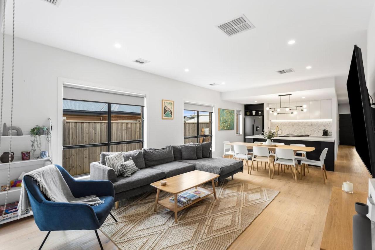 Discover a Spacious Modern Gem near The Esplanade - Ferienwohnung